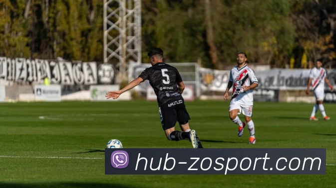 足球栏：解析最新赛事动态与球员表现，展望未来比赛趋势与战术演变